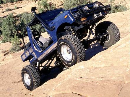 02064wd_01zoom+1986_Suzuki_Samurai+Front_Passenger_Side_View_Climbing_Hill.jpg