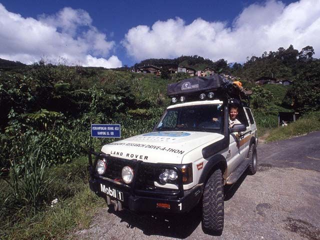 0501_18z+Land_Rover_Discovery+Front_Side_View_Driver.jpg