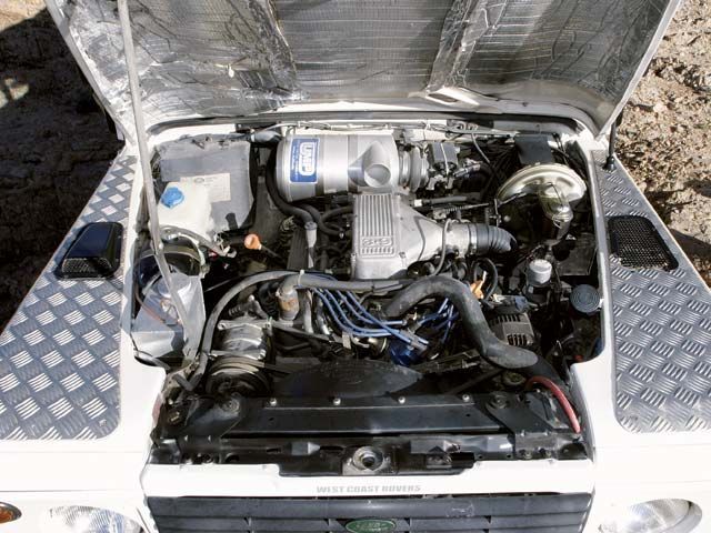 05094wd_08z+1995_Land_Rover_Defender_90+Engine_View.jpg