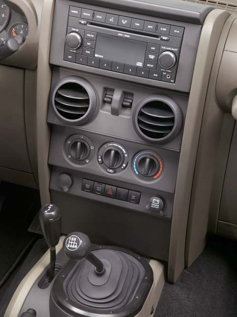 06024wd_06z+2007_Jeep_Wrangler_Rubicon+Interior_View_Center_Console.jpg