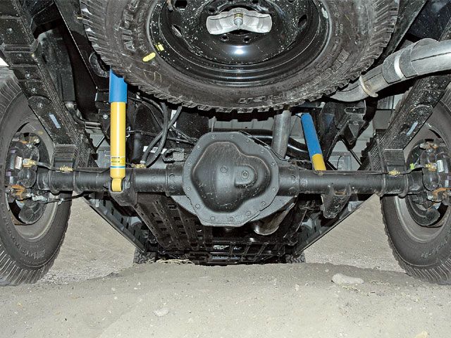 0701or_05_z+2006_dodge_ram_power_wagon+rear_axle.jpg