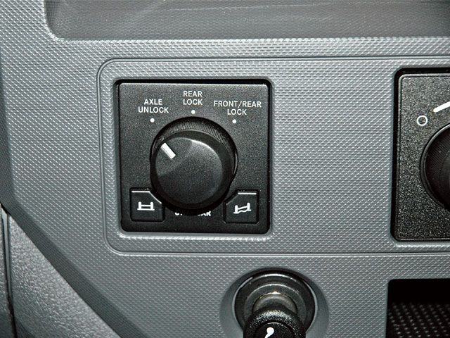 0701or_06_z+2006_dodge_ram_power_wagon+locker_knob.jpg