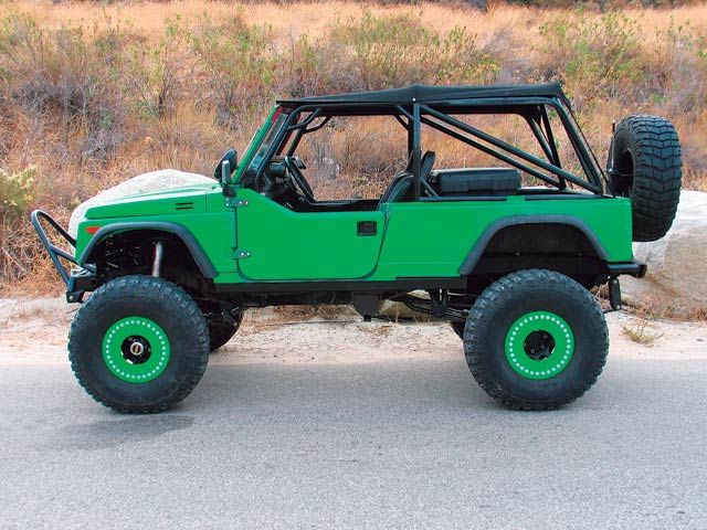 0703_4wd_03_z+suzuki_samurai_driveline_upgrades+side_view.jpg