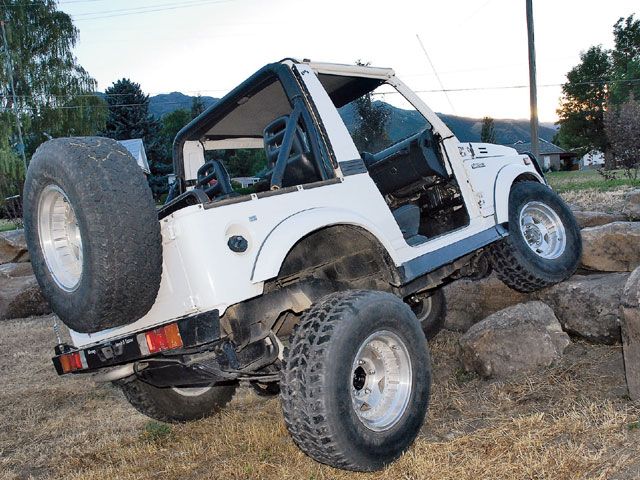 0802_4wd_02_z+1994_suzuki_samurai_rear_angle.jpg