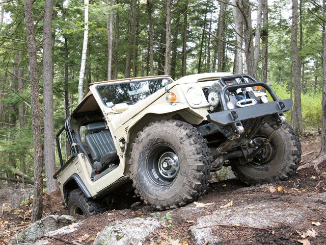 0803_4wd_02_z+1982_toyota_fj40_land_cruiser+front_passenger_angle.jpg