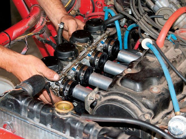 0805_4wd_14_z+1986_suzuki_samurai_project_4x4+cpnnect_carburetors.jpg