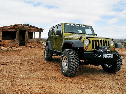 0809_4wd_01_z+2007_jeep_wrangler_rubicon_project+right_front.jpg