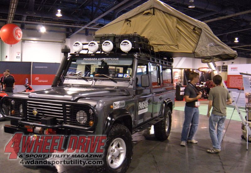 0911_4wdweb_71+2009_sema_show+land_rover_defender_110_camper.jpg