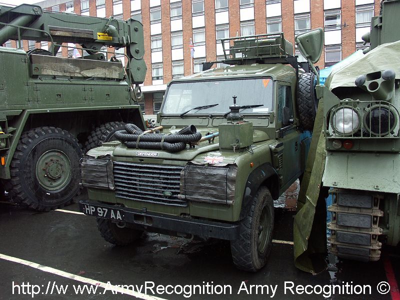 1214480342Land-Rover_Defender_UK_01.jpg