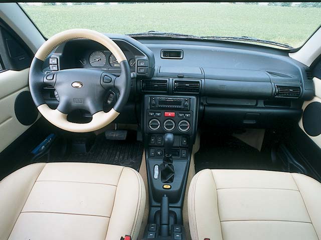 129_0307_02z+2003_Land_Rover_Freelander+front_interior_view.jpg
