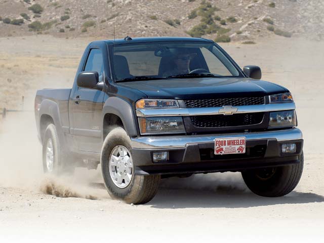 129_0403_01z+2004_Chevrolet_Colorado+passenger_front_side_view.jpg