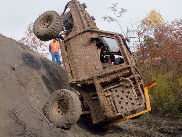 129_0808_02_z 4x4_istria_challenge_croatia daihatsu_rocky_mud.jpg