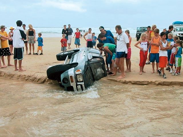 131_0704_15_z+toyota_4runner+stuck_beach_crowd.jpg