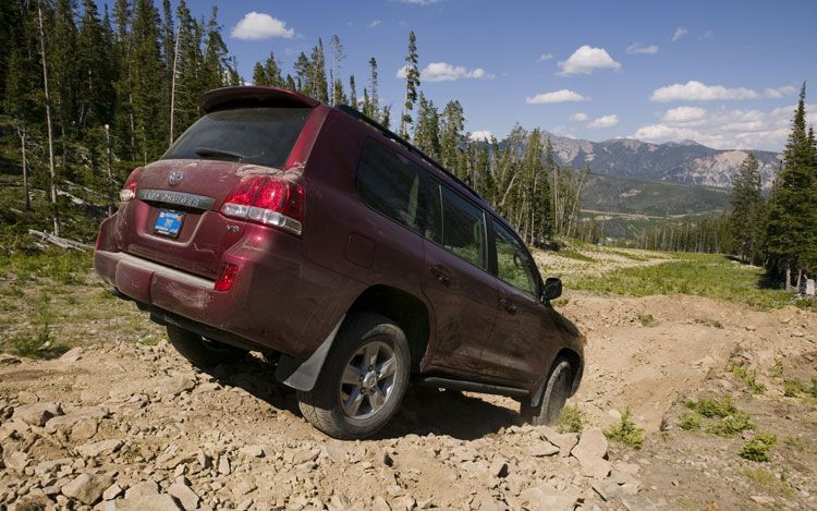 163_0809_13z+2009_toyota_land_cruiser+off_road_rear_view.jpg