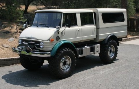 1976_Mercedes_Benz_UNIMOG_Doka_Front_1.jpg