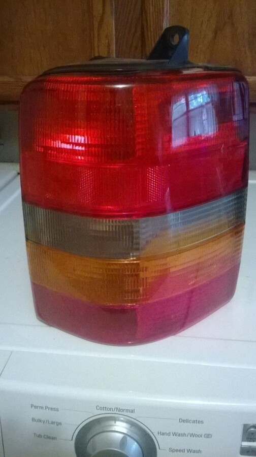 1994JEEP GRAND CHEROKEE TAIL LIGHT.jpg