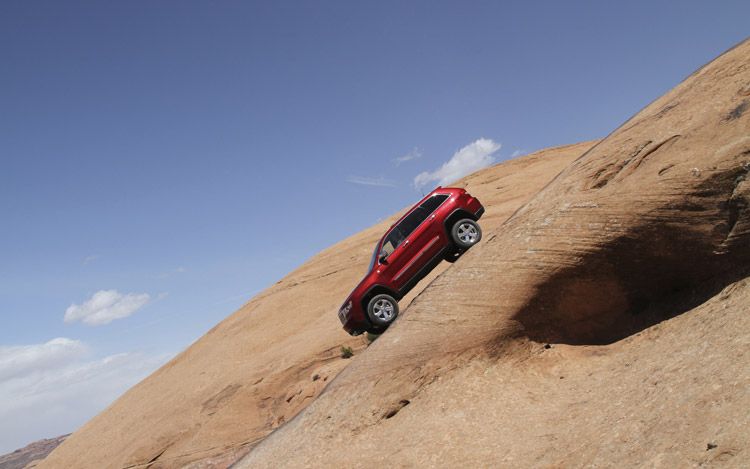 2011-jeep-grand-cherokee-limited-side-view-descent.jpg