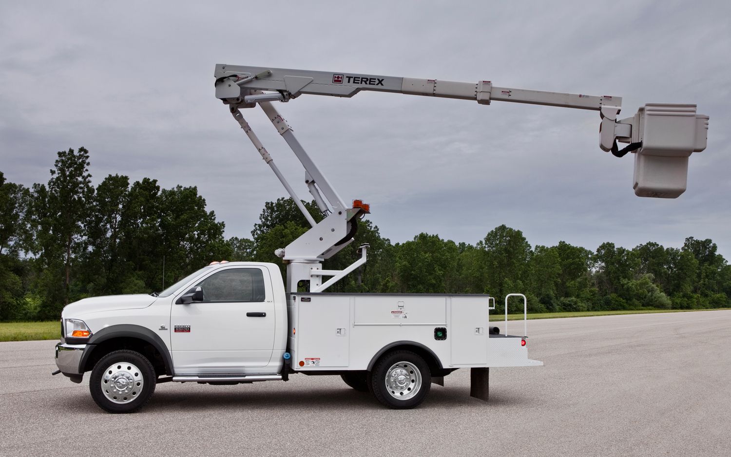 2012-Ram-5500-Chassis-Cab-with-Terex-Aerial-Device-side-view.jpg
