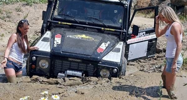 2_defender_girls_stuck_in_mud_011.jpg