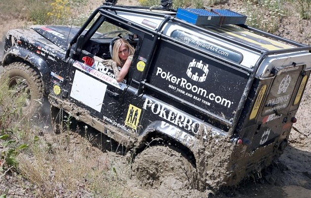 2_defender_girls_stuck_in_mud_020.jpg
