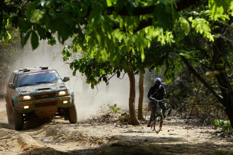 800px-Dakar_2006_Szalay_Opel.jpg