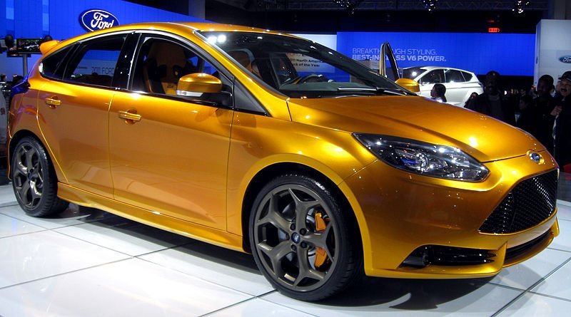 800px-Ford_Focus_ST_hatch_front_--_2011_DC.jpg