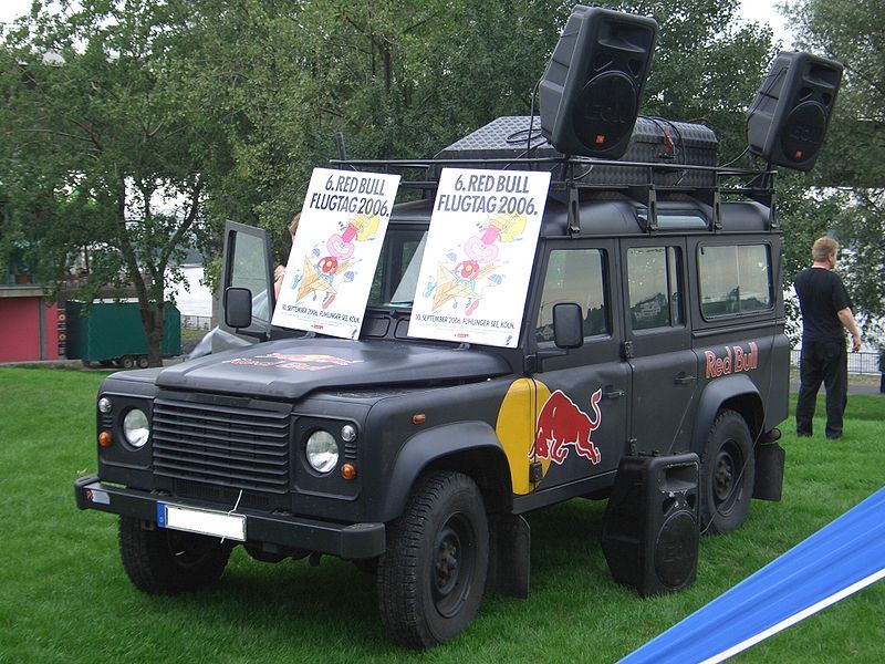 800px-Land_Rover_Defender_110_RedBull_60_Jahre_NRW-Fest_Duesseldorf_frontleft_2006-08-26_U.jpg