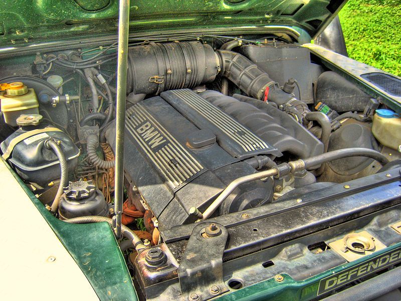 800px-Land_Rover_Defender_2_8i_engine.jpg