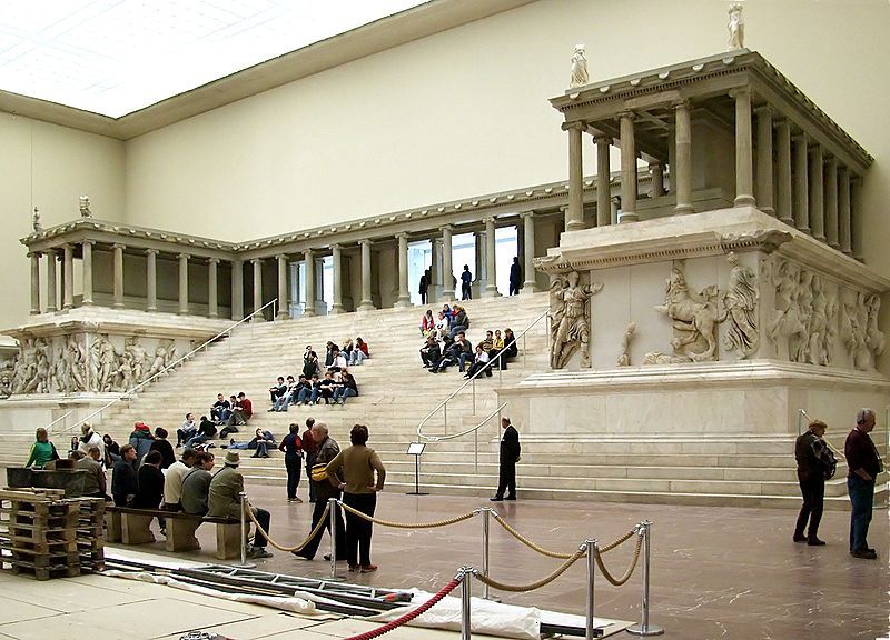 800px-Pergamonmuseum_Pergamonaltar.jpg