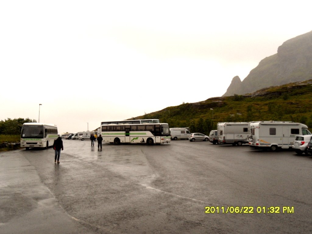 A Lofoten adalar grubunun en gÃƒÂƒÃ‚ÂƒÃƒÂ‚Ã‚Â¼neydeki sehri. Bu parkin arkasinda yol bitiyor..JPG