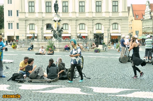 Augustos çeşmesi ve Rathausplatz.jpg