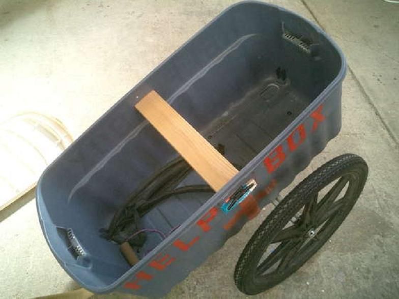 BC 0002 bicycle trailer HELP-BOX plastic-bin-and-crossbeam.jpg