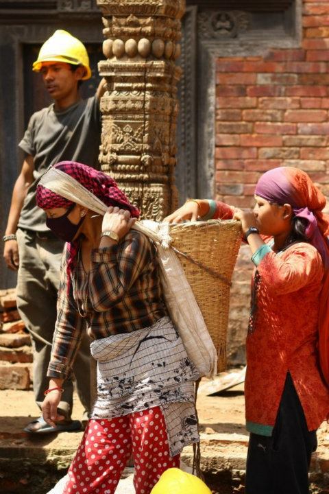 Bhaktapur'da moloz taÃƒÂƒÃ‚Â…ÃƒÂ‚Ã‚ÂŸÃƒÂƒÃ‚Â„ÃƒÂ‚Ã‚Â±yan kadÃƒÂƒÃ‚Â„ÃƒÂ‚Ã‚Â±nlar.jpg