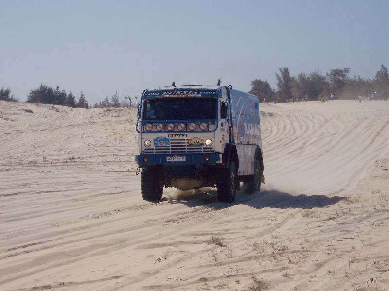 D 0002 Dakar Rallye 2004 Kamaz on final stage of Dakar Rally 2580X1932.jpg