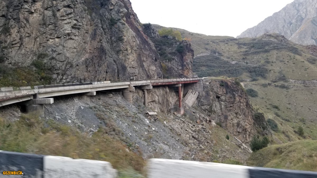 Daryal Geçidi ve Yol (1).jpg