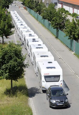 fahrzeugschlange2808dethleffs_901610_1_mid_Pxgen_r_Ax480.jpg