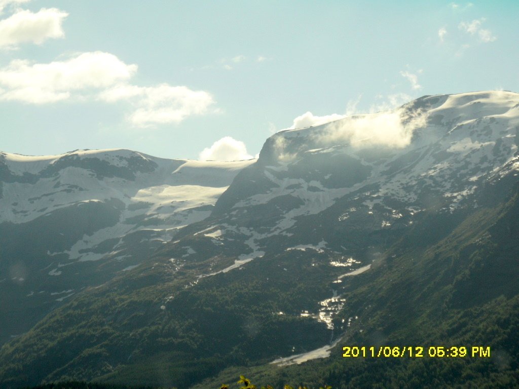 Fjordun karsiisndaki karli dag.JPG