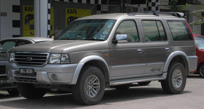 Ford_Everest_(first_generation)_(front),_Serdang.jpg