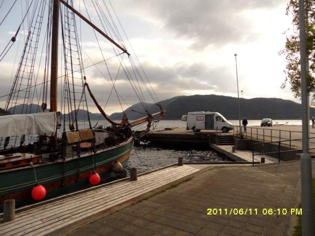 Geceledigimiz park yeri Sandsfyordun kiyisinda.JPG