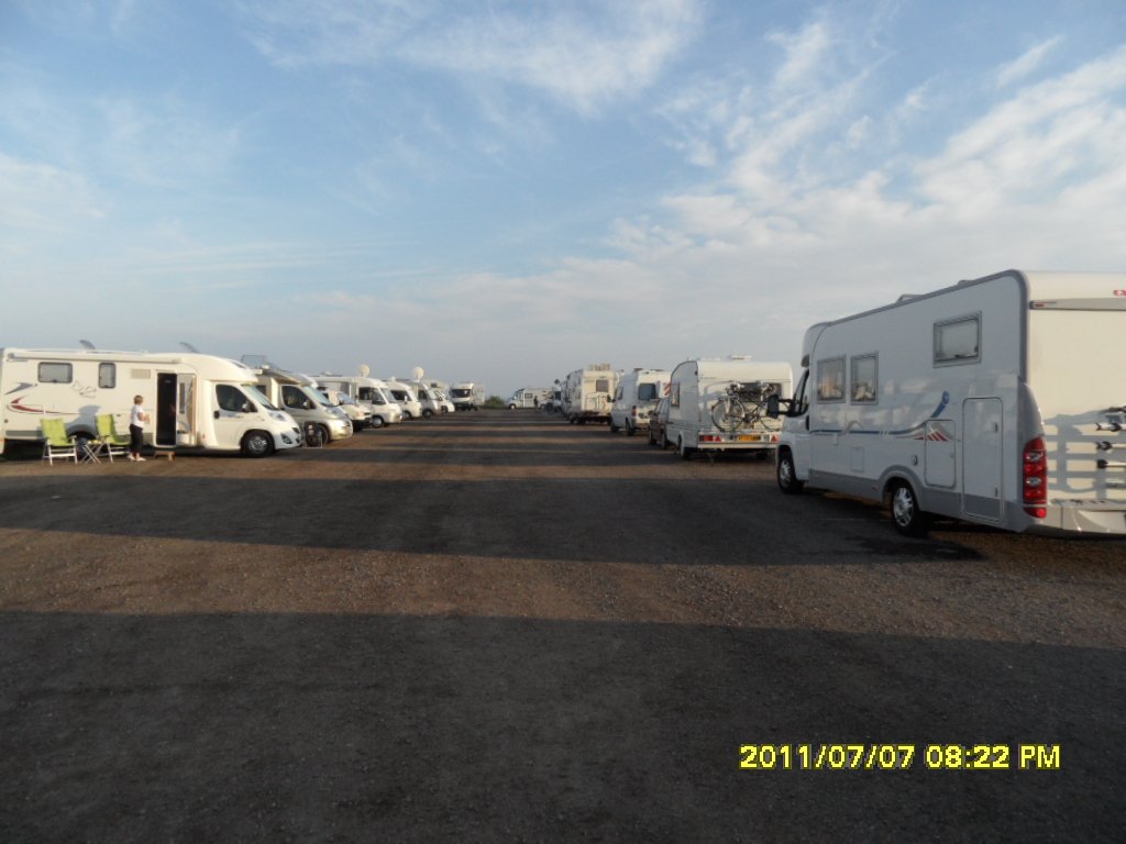 Geceledigimz yer bir karavan sehri gibiydi..JPG