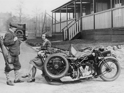 golfers-with-1939-ajs-motorcycle-and-sidecar.jpg