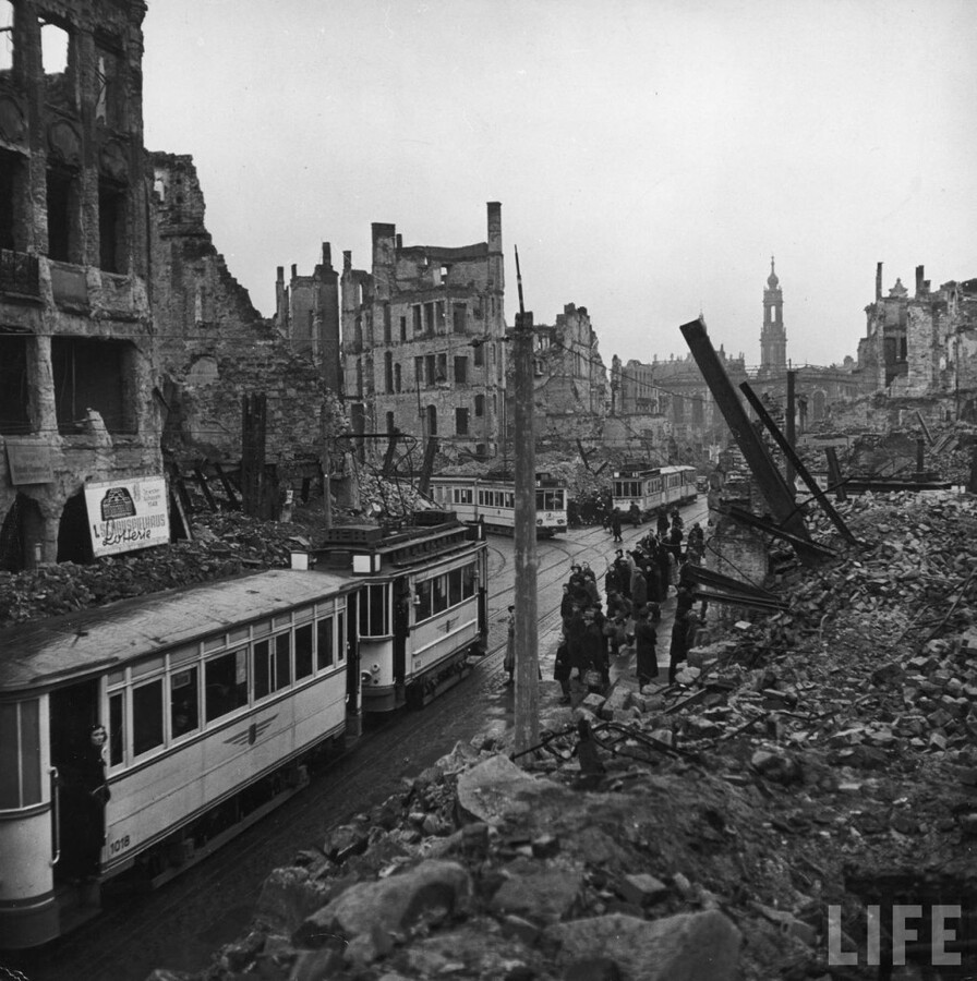 hist_us_20_ww2_pic_dresden_streetcar.jpg