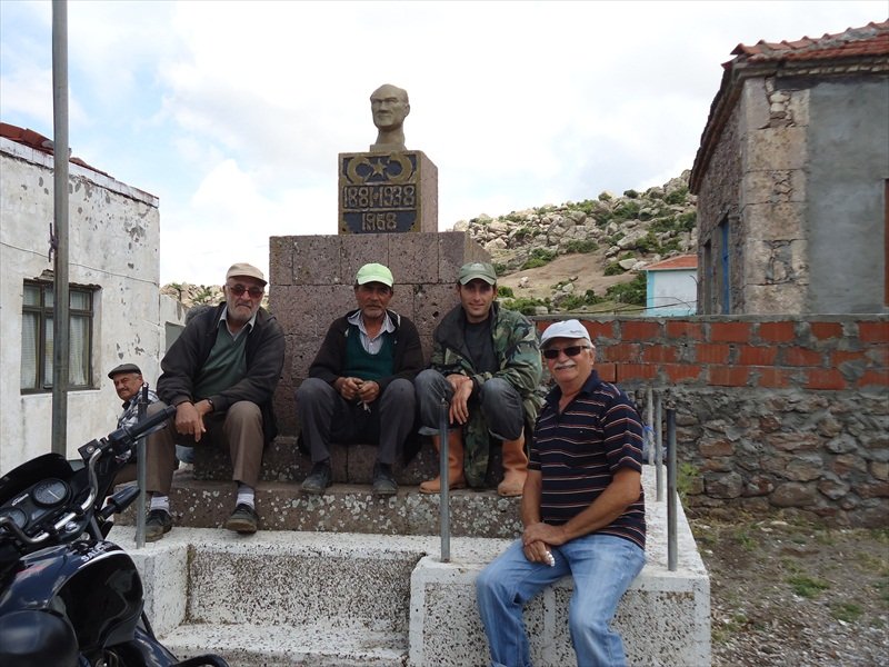 Koyunevi sakinleriyle.jpg