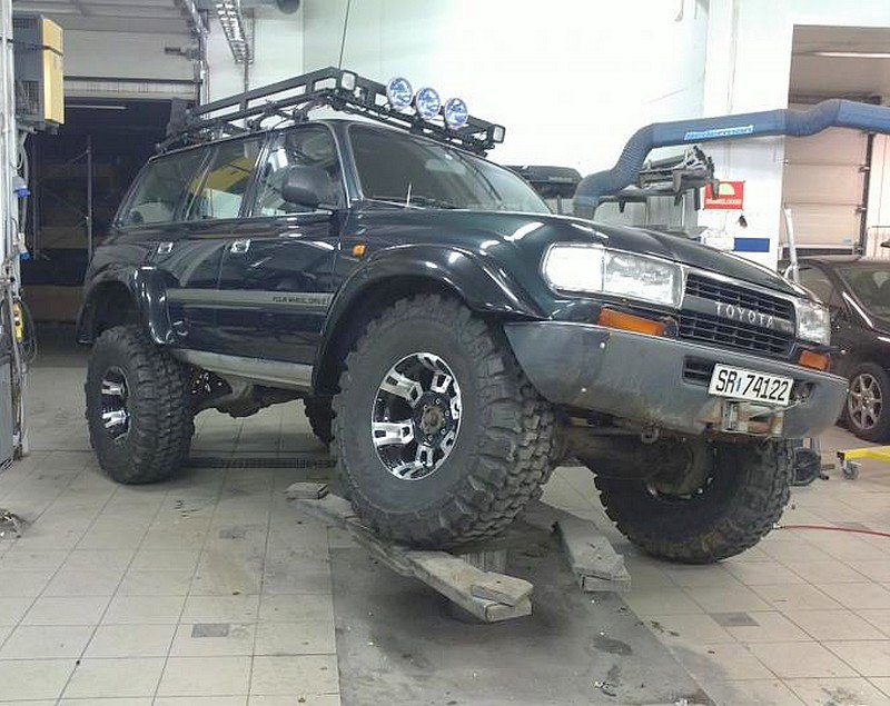 Land Cruiser VX80(16).jpg