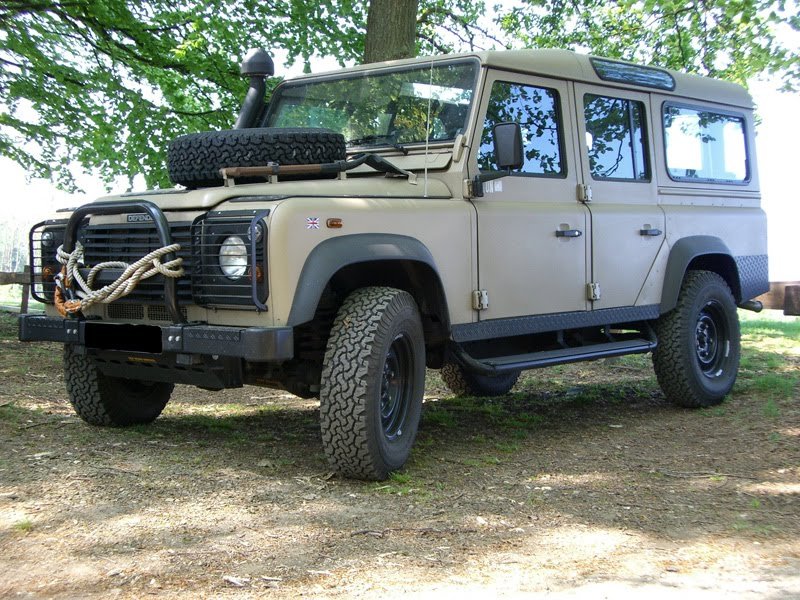 Land Rover Defender 110 (75).JPG