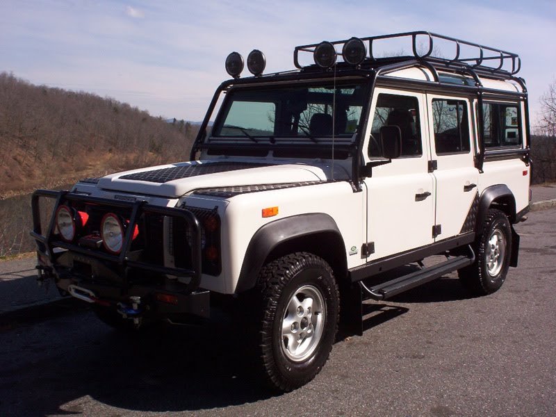 Land Rover Defender 110 (White) (11).JPG