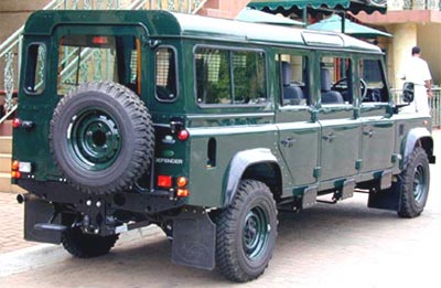 land-rover-defender-147-06[1].jpg