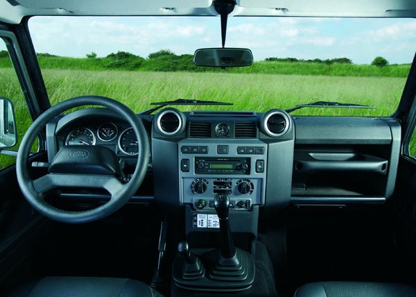 Land-Rover-Defender-2007-cockpit_high.jpg