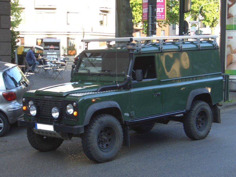 Land_Rover_Defender_110_Hardtop_Mk.1_1990-2006_frontleft_2008-04-26_U.jpg