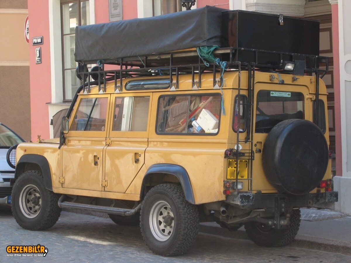 Land_Rover_Defender_110_rear_q.jpg